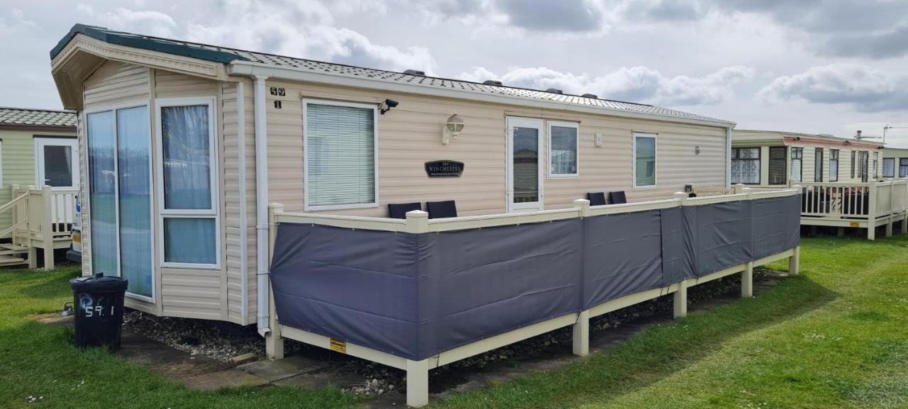 Lovely Caravan With Decking At Coral Beach Park In Lincolnshire Ref 77001C Hotel Ingoldmells Bagian luar foto