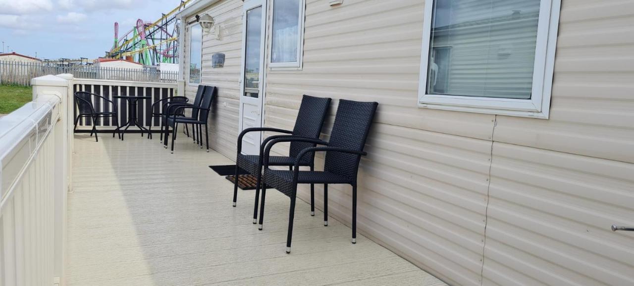 Lovely Caravan With Decking At Coral Beach Park In Lincolnshire Ref 77001C Hotel Ingoldmells Bagian luar foto