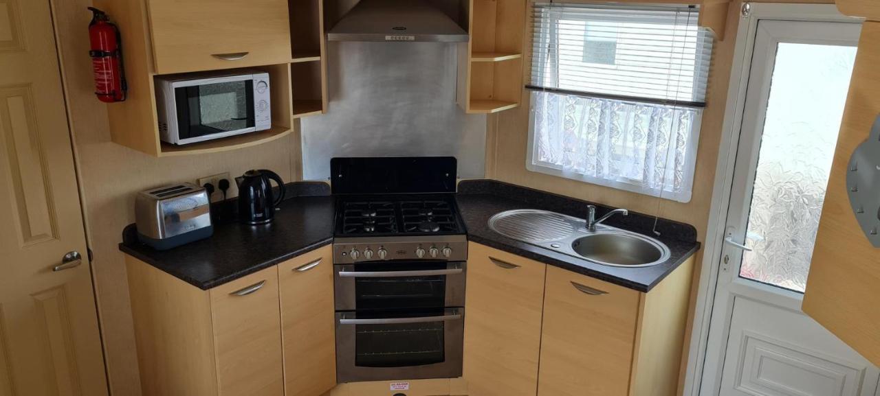 Lovely Caravan With Decking At Coral Beach Park In Lincolnshire Ref 77001C Hotel Ingoldmells Bagian luar foto
