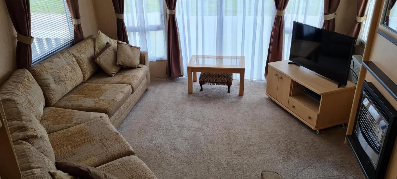Lovely Caravan With Decking At Coral Beach Park In Lincolnshire Ref 77001C Hotel Ingoldmells Bagian luar foto