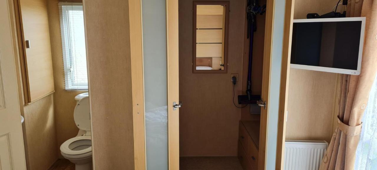 Lovely Caravan With Decking At Coral Beach Park In Lincolnshire Ref 77001C Hotel Ingoldmells Bagian luar foto