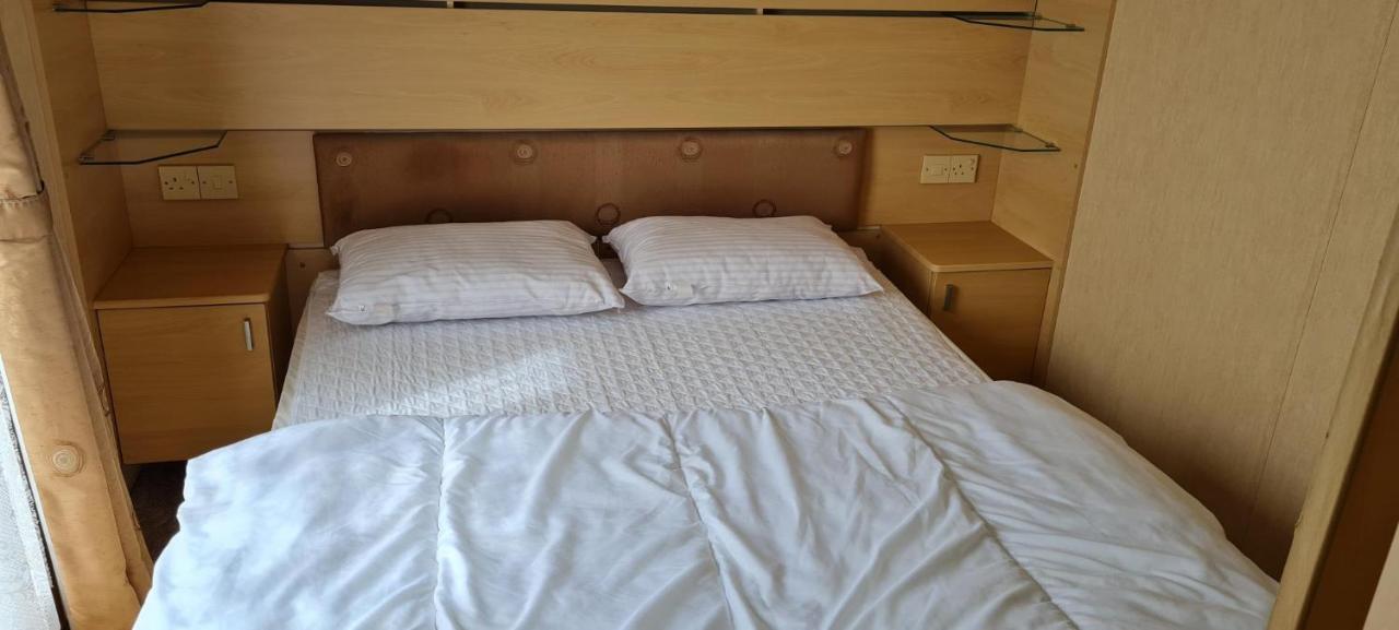 Lovely Caravan With Decking At Coral Beach Park In Lincolnshire Ref 77001C Hotel Ingoldmells Bagian luar foto